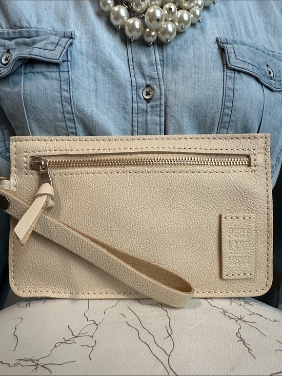Handbags - PLG 🧁 Adriana zip wristlet NEW